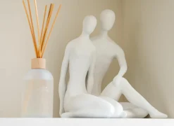 Beeld Koppel Zittend H35,5cm - polystone - wit- Decoratieve Accessoires